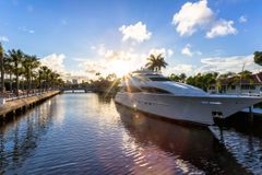 大型昂贵的游艇停在佛罗里达州的运河中，为有钱人