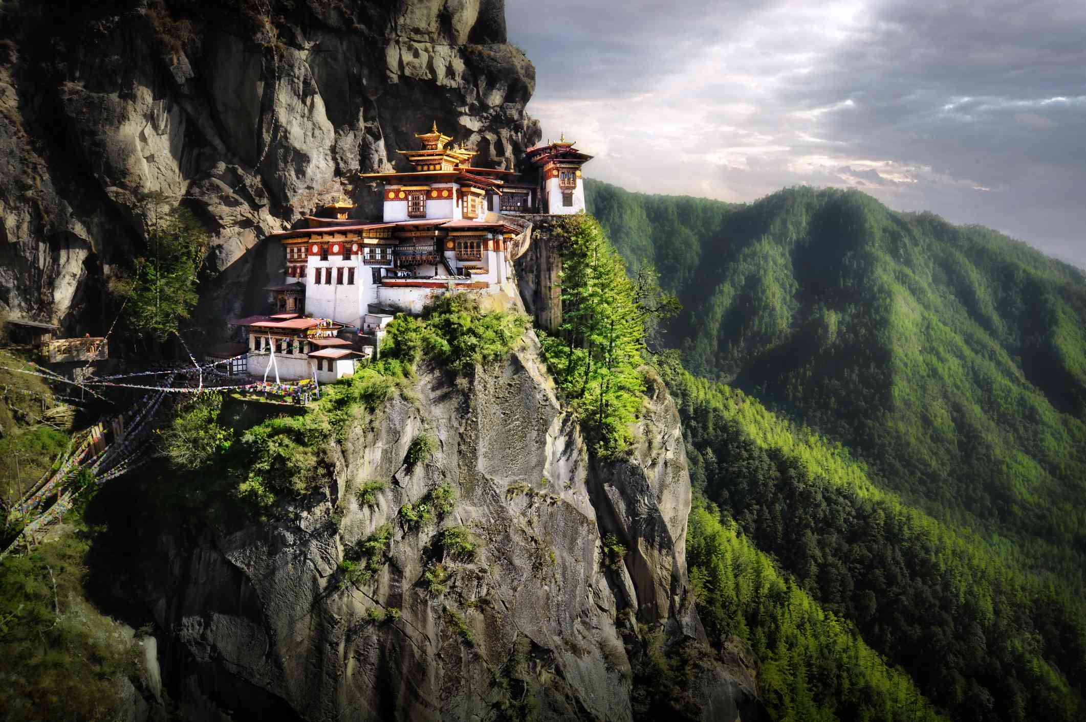 不丹喜马拉雅山脉的修道院＂width=