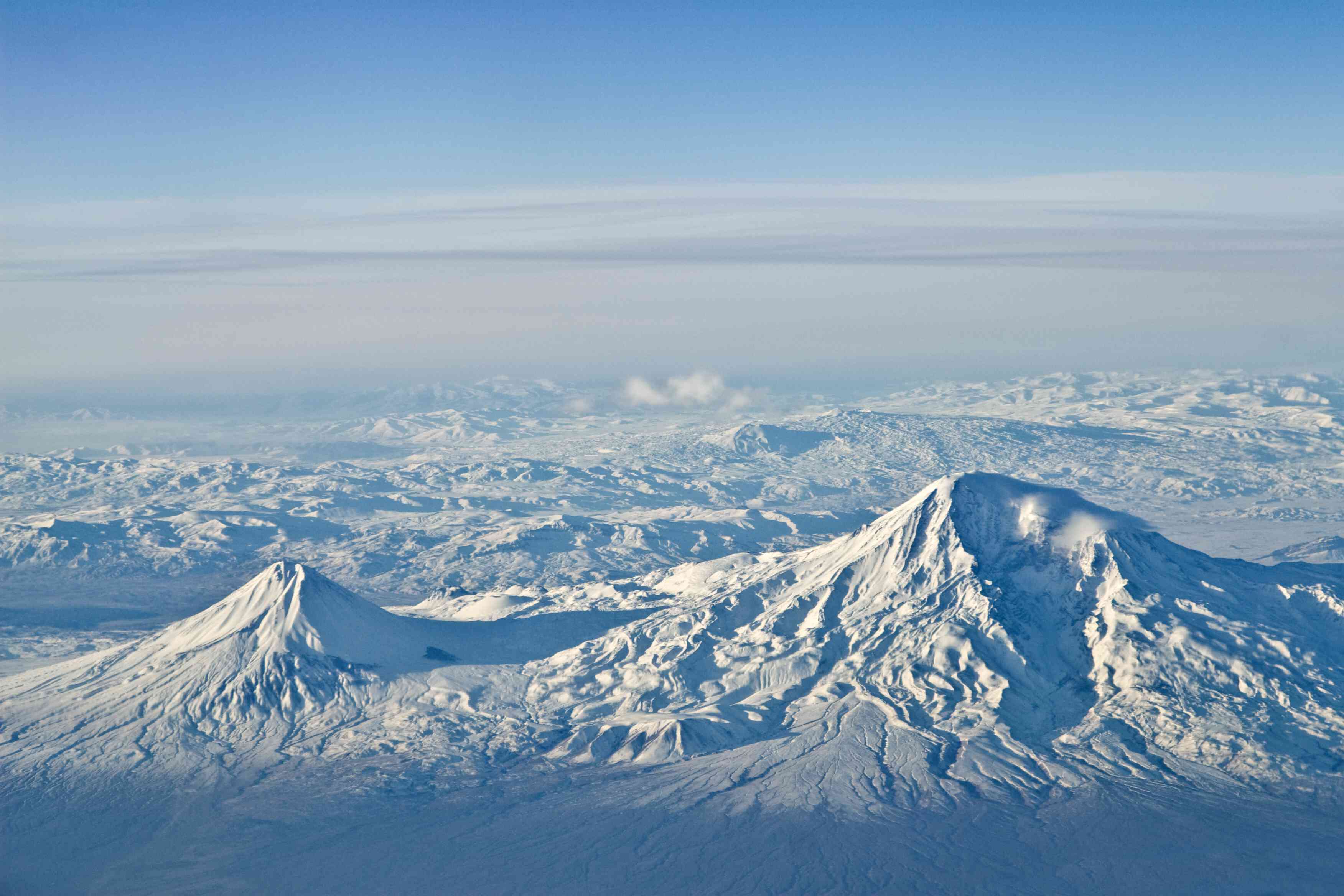 土耳其阿拉拉特火山的鸟瞰图，在被大雪覆盖的广阔景观中心＂width=