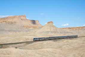 加利福尼亚Zephyr火车在犹他州沙漠山前