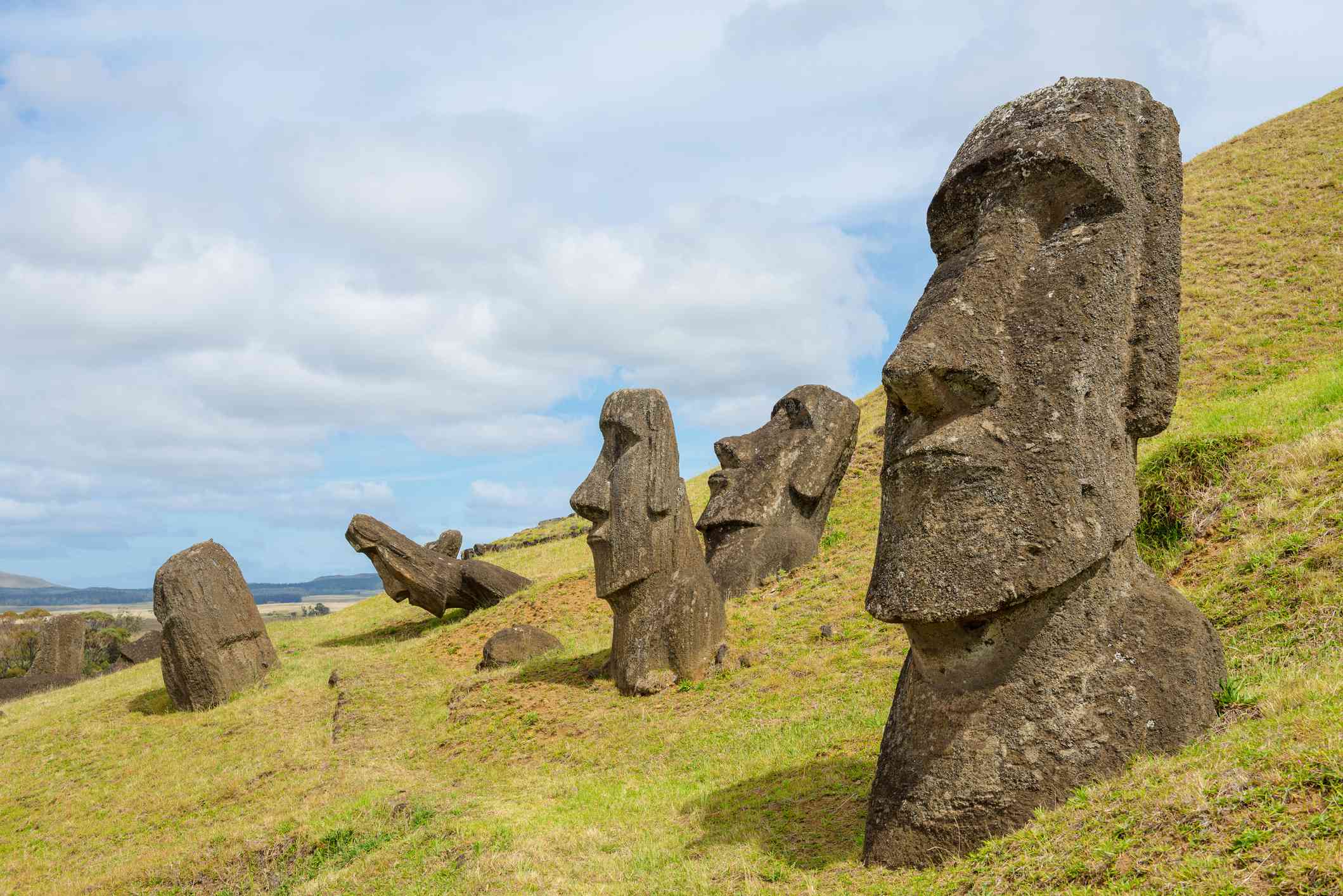 近距离看巨大的石头雕塑复活节岛