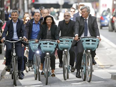 伊达尔戈市长在自行车道上骑电动自行车