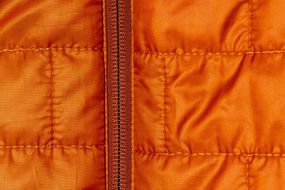 一件橙色巴塔哥尼亚蓬松夹克的特写