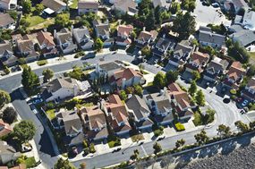 独头巷道的两层郊区土地房屋在南加州。