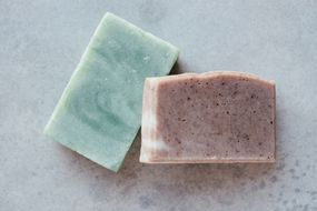一块绿松石色和一块淡紫色的肥皂