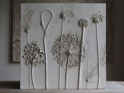 雷切尔·邓恩的植物学巴斯浮雕