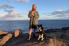 Michael Yellowlees和狗Luna在纽芬兰的Spear角