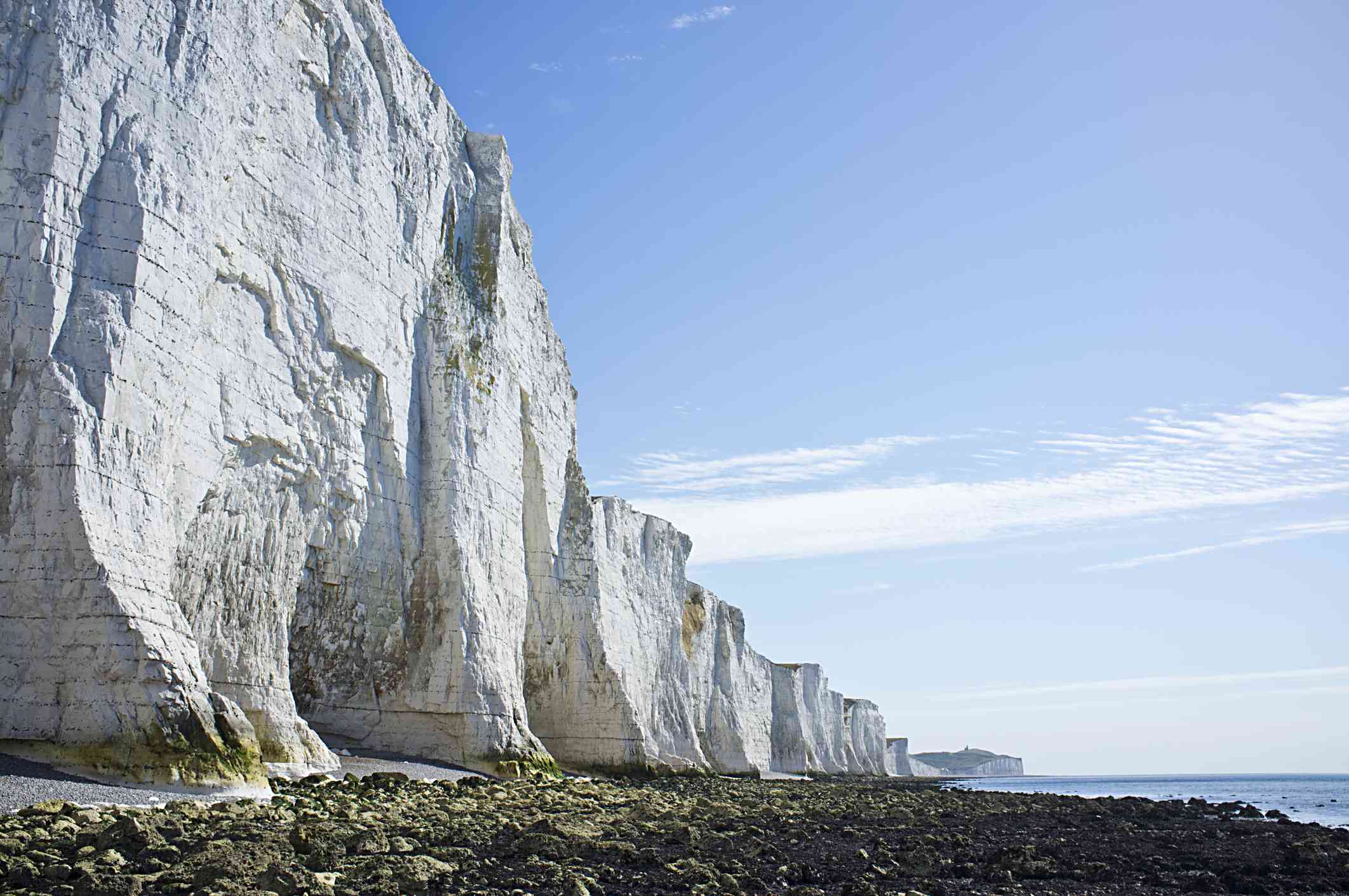 多佛的白色白色悬崖上升到英国海岸的水面