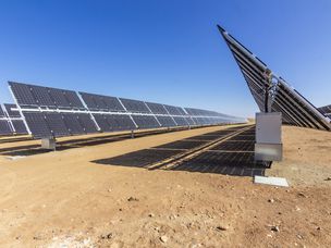 智利阿塔卡马沙漠中的双面太阳能电池板