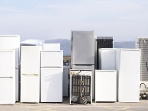 冰箱堆叠成一排，用于回收使用过的制冷机组污染气体