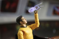 詹姆斯·t·柯克(James T. Kirk)的模型正在玩企业号星舰的复制品。