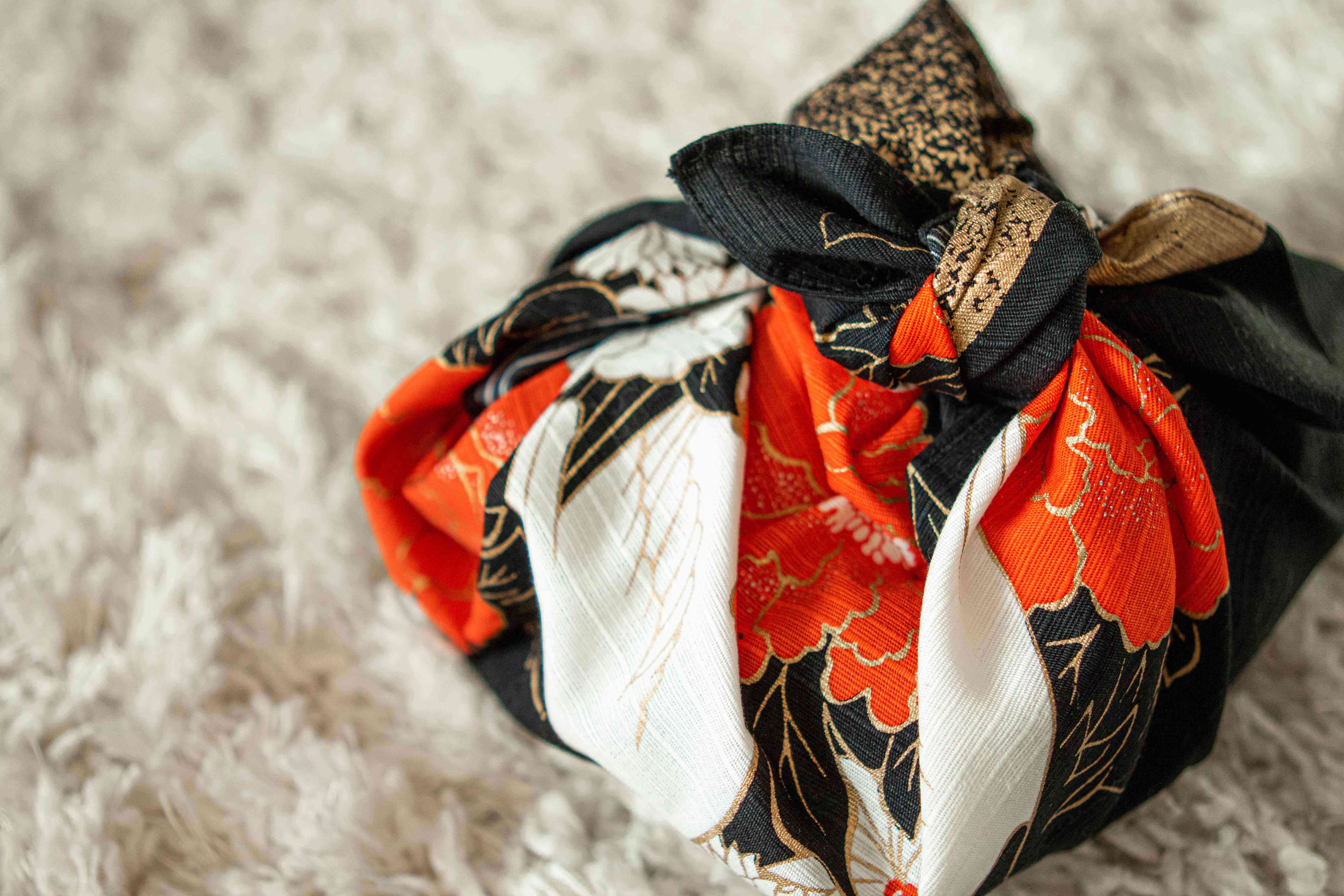 礼盒是用五彩缤纷的织物包装，采用日本furoshiki方法