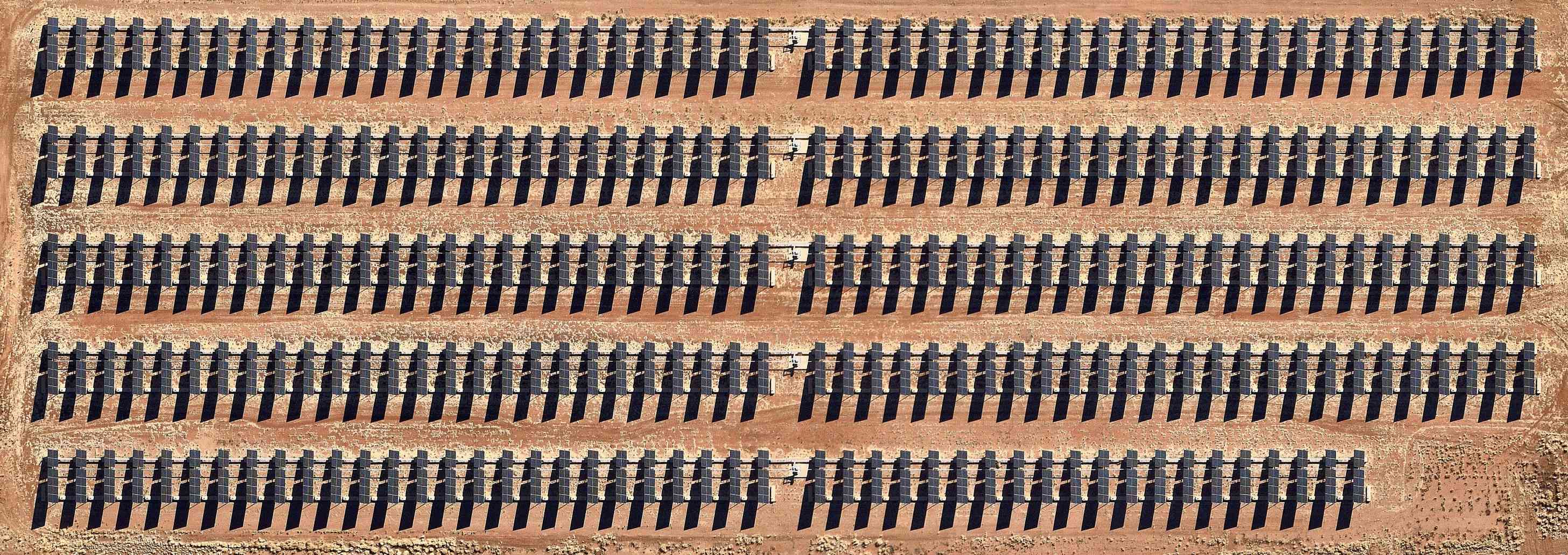 太阳能电池板，爱丽丝泉，澳大利亚北领地“width=