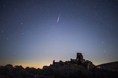 Perseids流星淋浴每年都会发生地球穿过Swift Tuttle彗星留下的碎屑，并且似乎从东北天空中的珀尔斯岛散发出来。