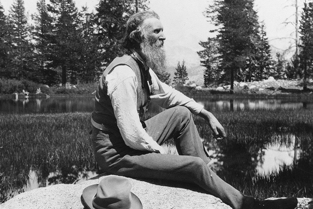 1902年，约翰·缪尔坐在湖边的岩石上
