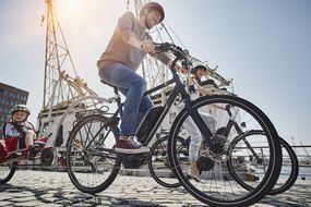 一家人骑着电动自行车在汉堡