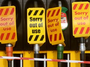 在Haulier短缺的情况下，英国加油站的队列和关闭