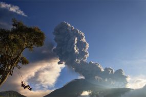 通古拉瓦火山爆发时，人们在摇晃