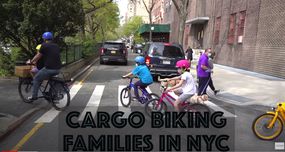 货物骑自行车的家庭在纽约