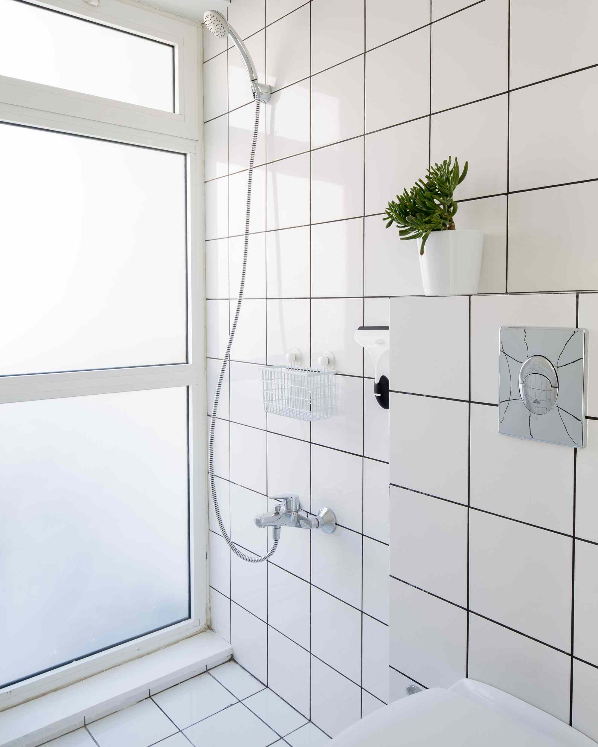 由Elie Metni设计的Shoebox微型公寓浴室＂width=
