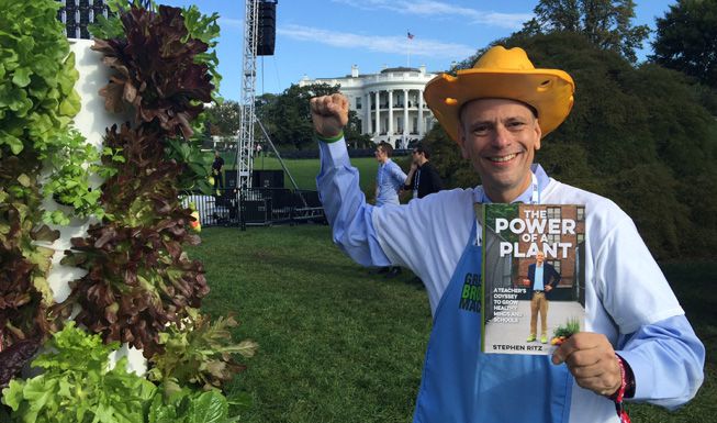 201年10月，斯蒂芬·里兹举着一本他的书在白宫草坪上拍照
