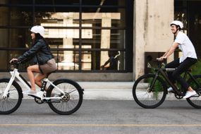鸟与男性和女性自行车”width=