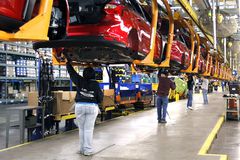 2011年12月14日，在密歇根州韦恩市的福特汽车公司密歇根装配厂，工人们正在装配线上制造福特福克斯。