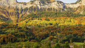 法国上萨瓦省阿尔卑斯山的秋天色彩
