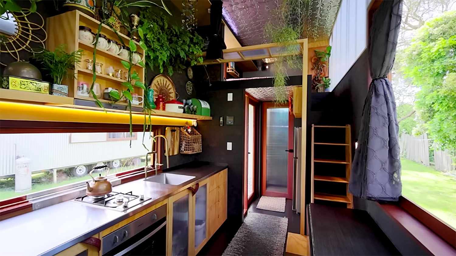 建筑师和家庭建立两个小房子的厨房