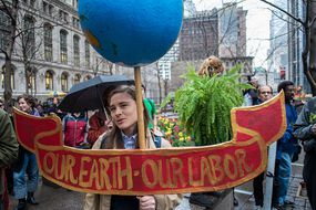 在地球日庆祝活动中，人站在纽约市中部