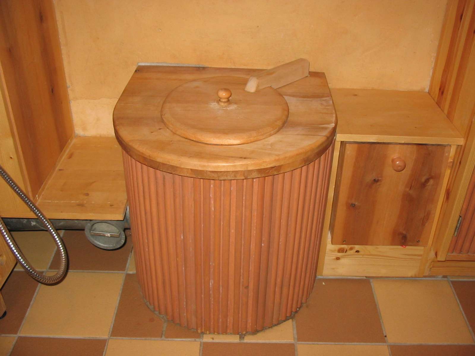 木质厕所里的堆肥厕所。