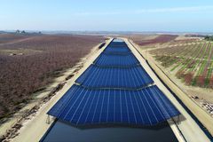 太阳能电池板的概念呈现跨越110英尺宽的TID主要运河