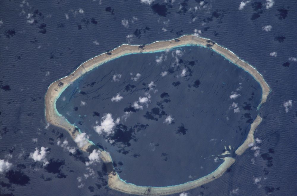 一个圆环礁的一张空中照片在太平洋“width=