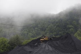 一名推土机在2014年6月3日在肯塔基州谢尔比亚纳的CCI Energy Slones Terminal的煤丘上经营。