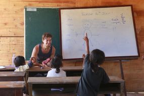 志愿者在柬埔寨教英语