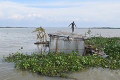 Sylhet的Surma Upazila的Innatalipur村的房屋被淹没在洪水中。