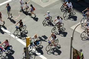 纽约公园大道上骑自行车的人＂width=