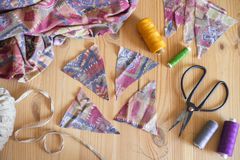 织物废料，剪刀以及针和线，以将旧织物升级为新项目