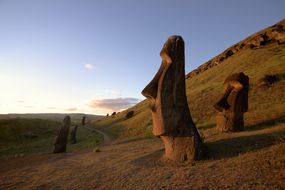 智利复活节岛上的原住民巨石雕像＂width=