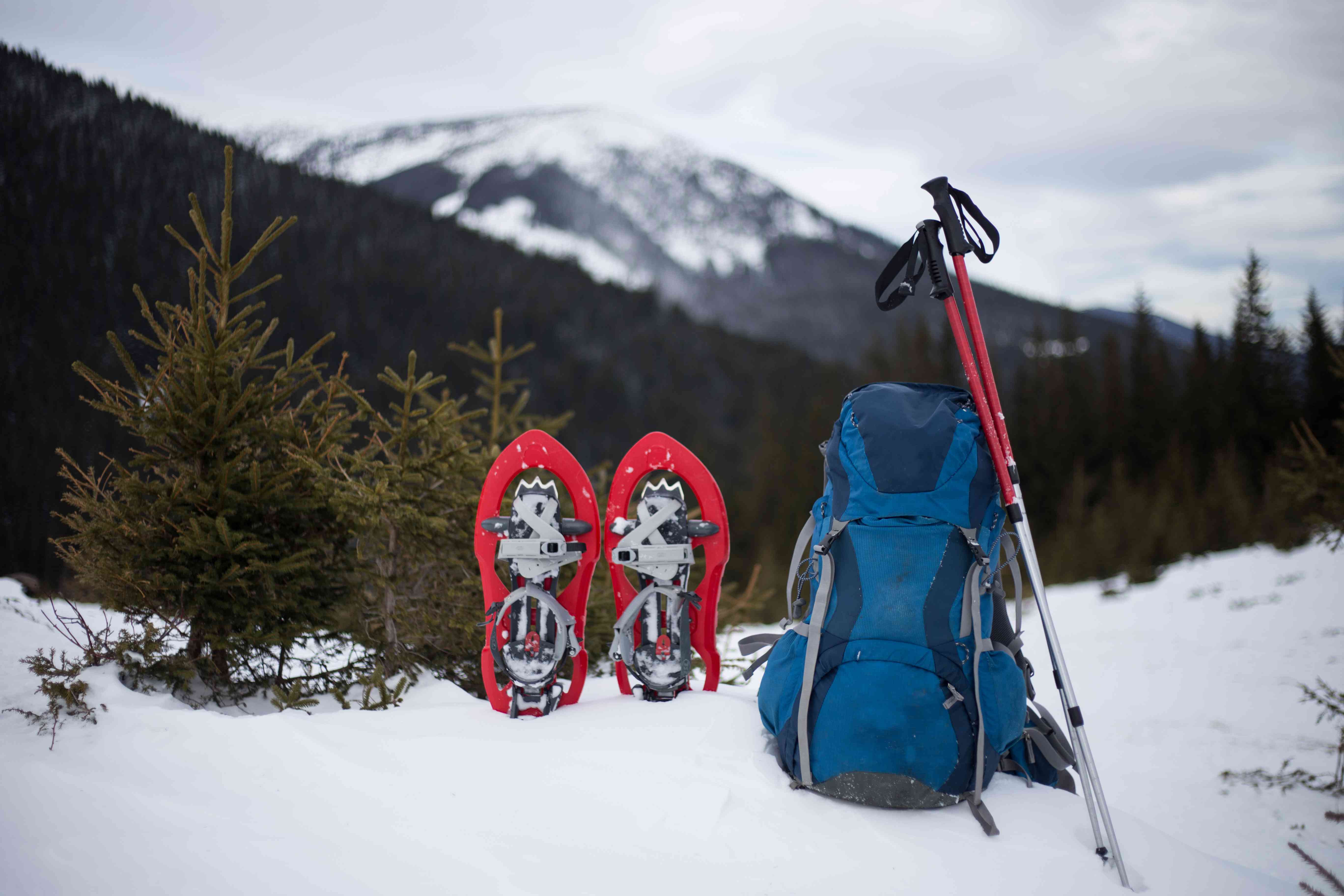 雪鞋，背包和登山杖