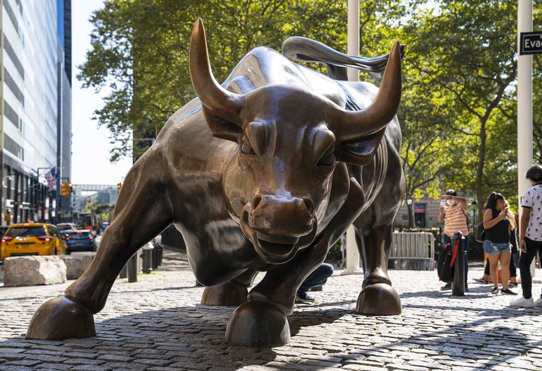 在沃尔街的青铜充电的公牛的看法在沃尔街站立在保龄球绿色9月28日的一个下百老汇公园在纽约金融区。“class=