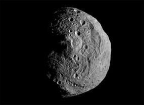 Vesta是由美国宇航局黎明航天器捕获的2011年，拥有一座山，在小行星的南极上方超过65,000英尺。
