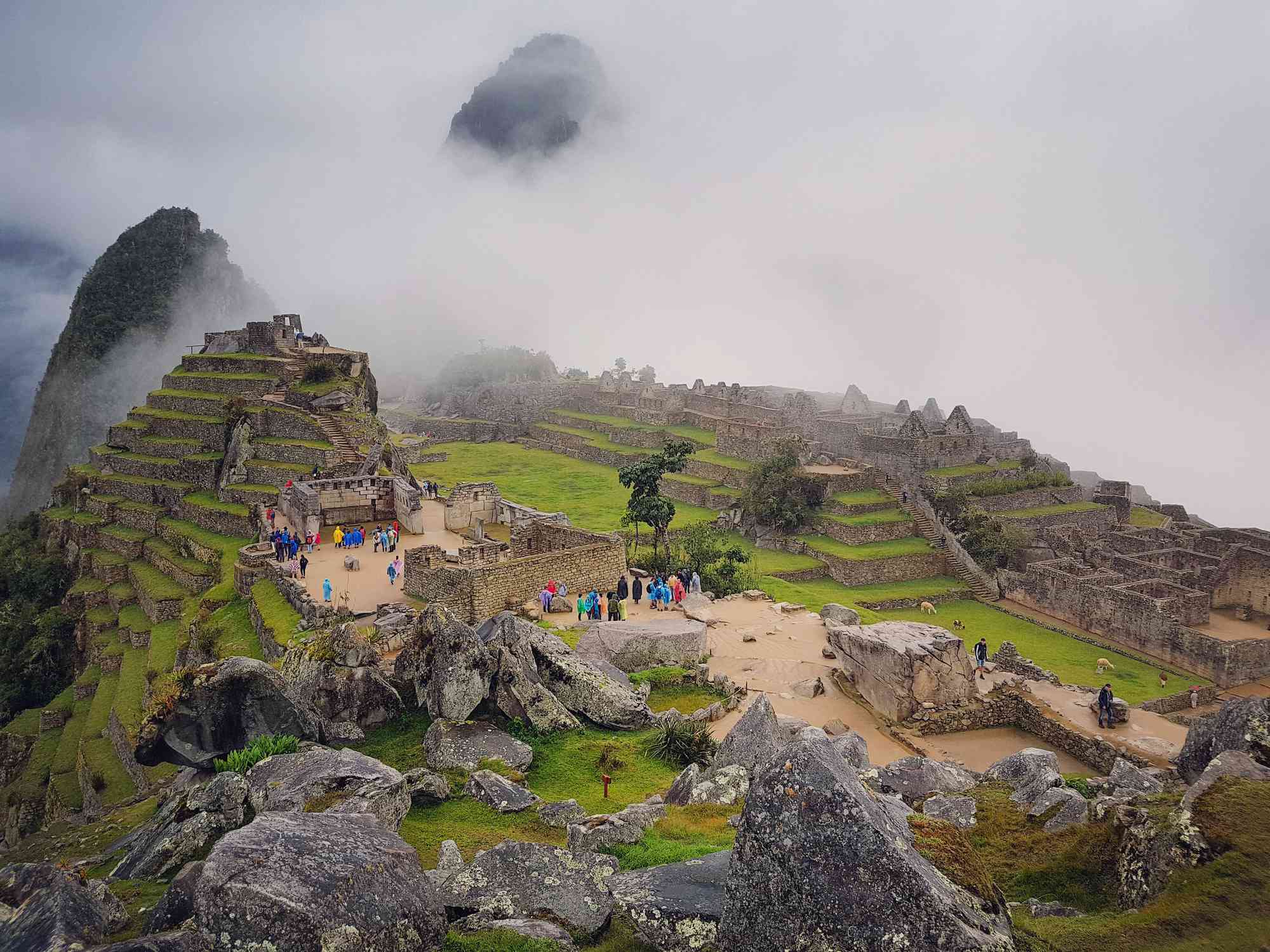 游客在秘鲁马丘比丘遗址探险＂width=