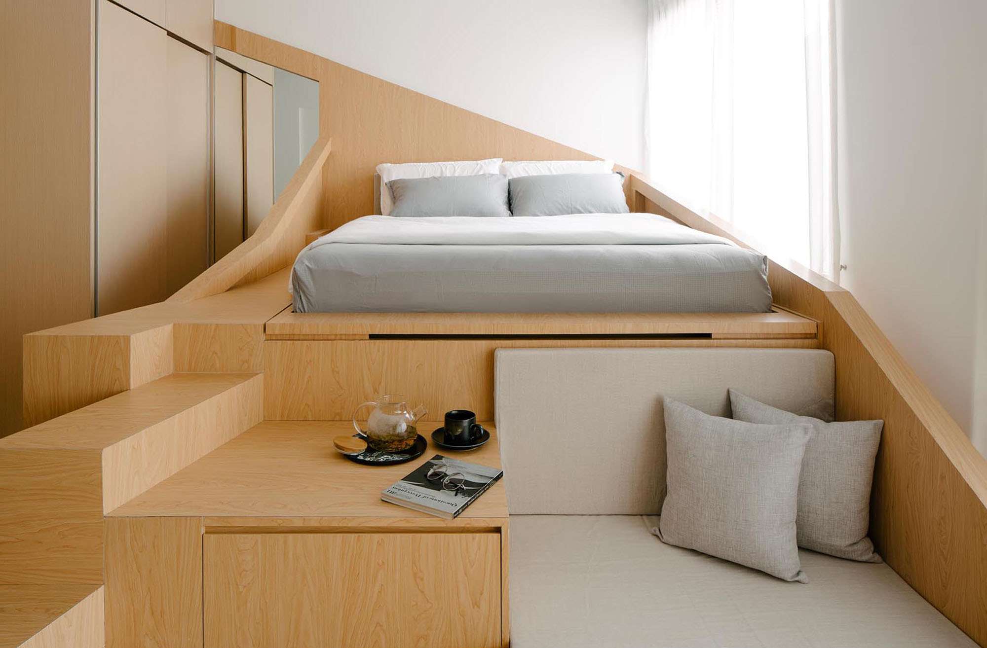 由米特建筑事务所设计的渐变空间微型公寓的床和座位区
