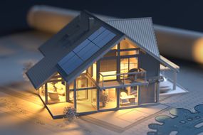 房屋模型上的太阳能电池板和建筑图纸＂width=