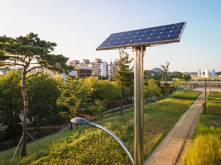 太阳能电池和灯笼在公园特写侧视图。