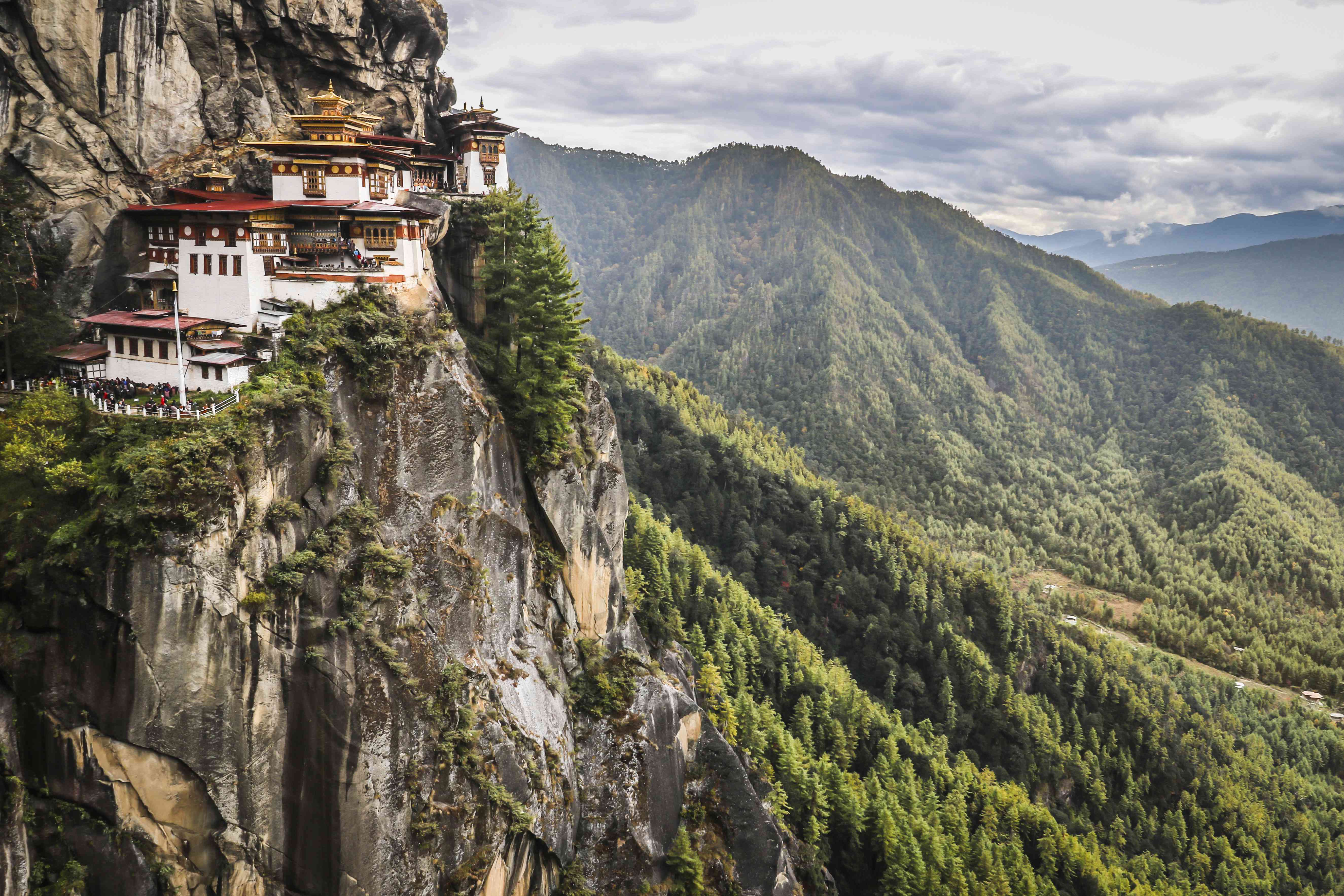 Taktsang修道院坐落在不丹陡峭的悬崖边缘