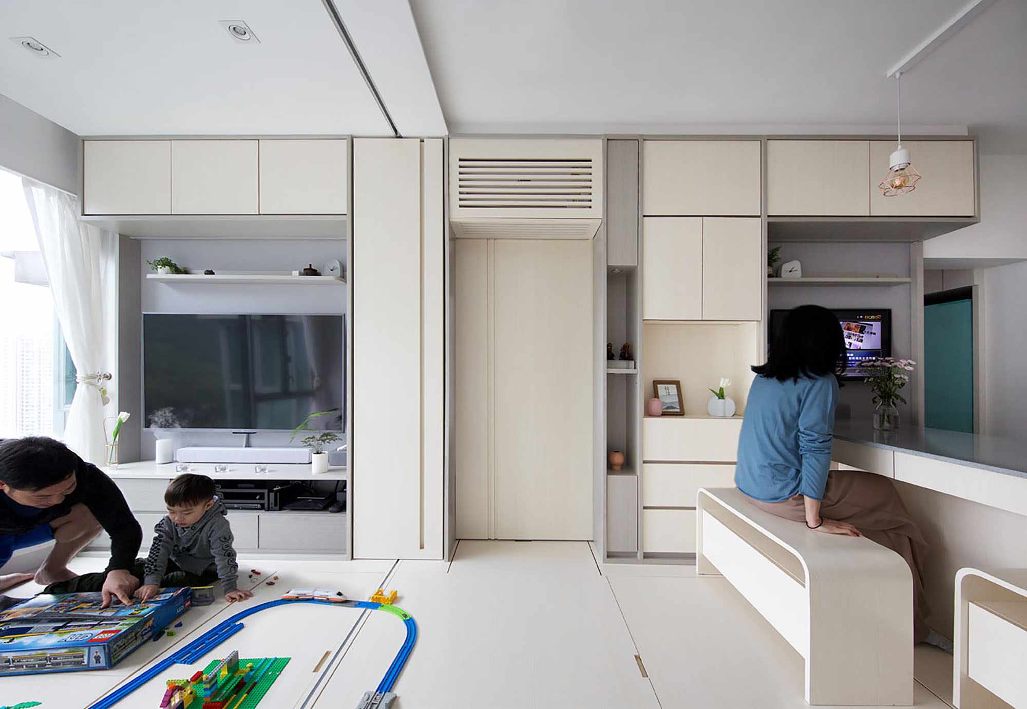 Smart Zendo微型公寓由simp - plex Design Studio设计，客厅和厨房＂width=