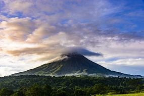 哥斯达黎加的阿雷纳尔火山＂width=