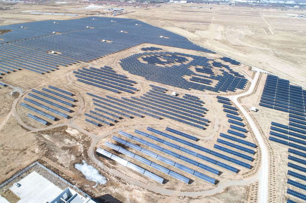 中国大同熊猫形状的太阳能农场的鸟瞰图。
